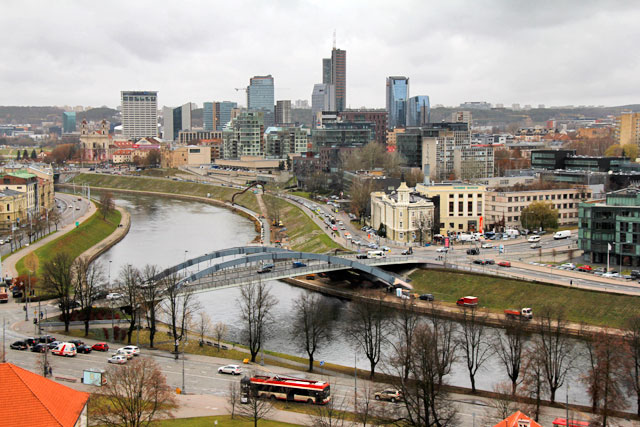 Rio Neris e Ponte Mindaugas vistos das ruínas do Castelo Alto
