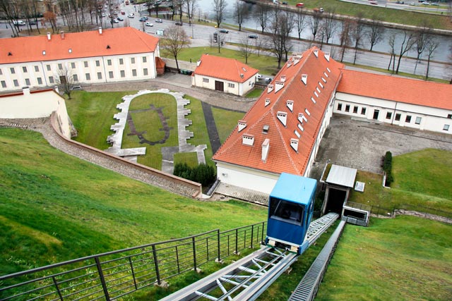 Funicular do Castelo Alto. Destaque para os museus Novo Arsenal e Antigo Arsenal