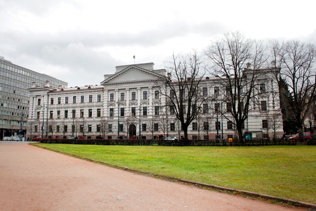 Edifício do Museu das Vítimas do Genocídio, de frente para a Praça Lukiškių
