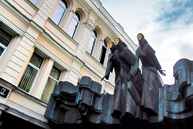 Escultura Três Musas, no Teatro Dramático Nacional Lituano