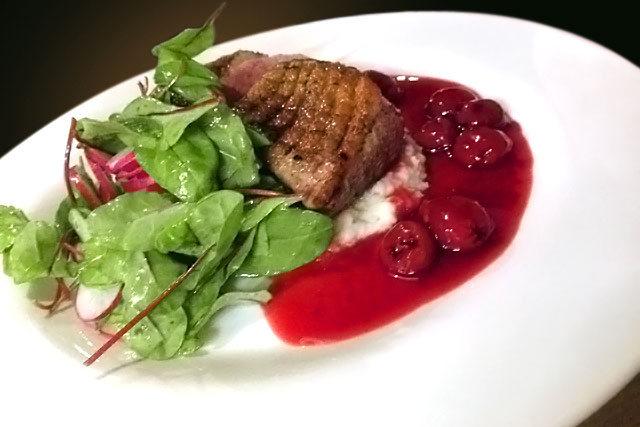Peito de pato com purê de batatas e calda de frutas vermelhas servido no Etno Baras