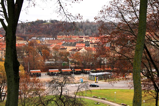 Mercado ao ar livre Open Kitchen, visto do mirante do Bastião de Vilnius