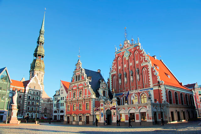 Praça da Prefeitura, com destaque para a Casa dos Blackheads e a Torre da Igreja de São Pedro