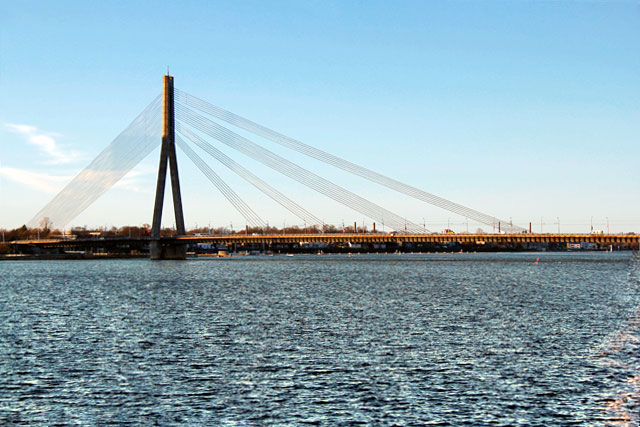 Ponte Pênsil sobre o Rio Duína Ocidental vista da Ponte de Pedra