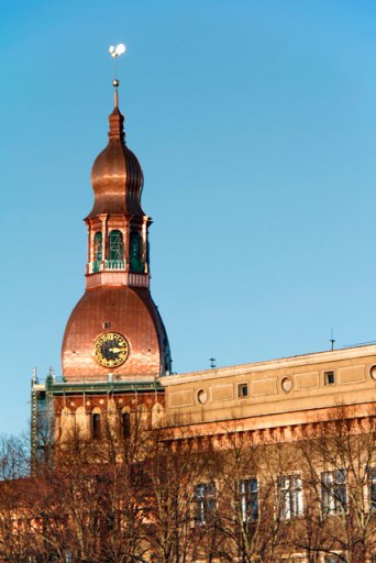 Torre da Catedral de Riga vista da Ponte de Pedra