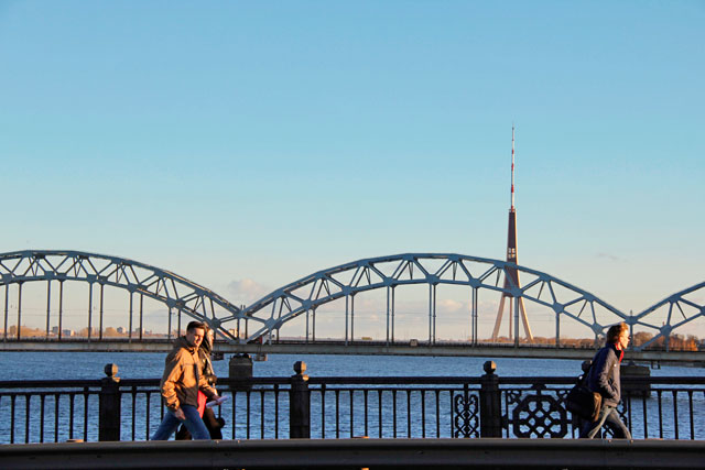 Torre de rádio e TV por trás da Ponte Ferroviária