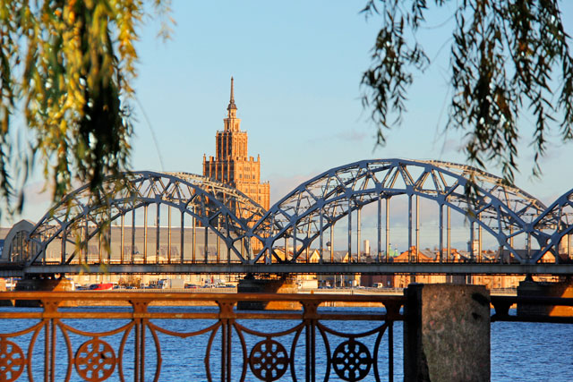 Edifício da Academia de Ciências da Letônia e Ponte Ferroviária sobre o Rio Duína Ocidental, em Riga