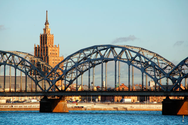 Edifício da Academia de Ciências da Letônia por trás da Ponte Ferroviária