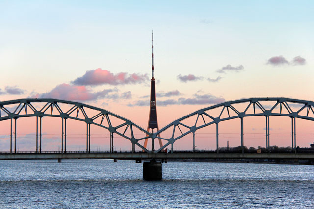 Torre de rádio e TV por trás da Ponte Ferroviária