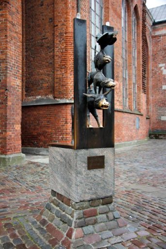 Escultura Os Músicos de Bremen, ao lado da Basílica de São Pedro