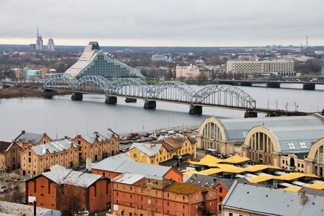 Biblioteca Nacional, Ponte Ferroviária, quarteirão de Spīķeri e Mercado Central vistos do edifício da Academia de Ciências da Letônia