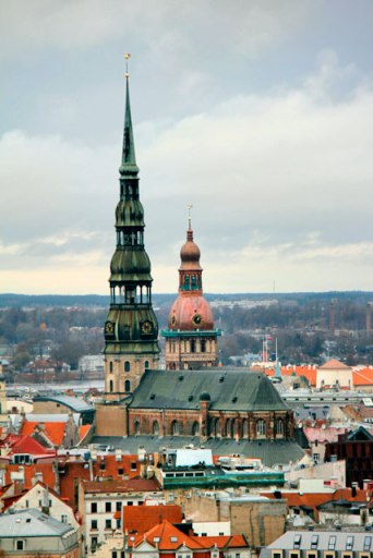 Torres da Igreja de São Pedro e da Catedral de Riga vistas do edifício da Academia de Ciências da Letônia