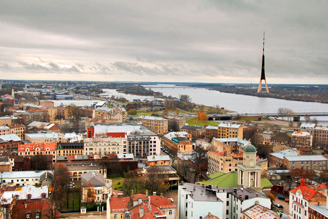 Panorama visto do edifício da Academia de Ciências da Letônia. Destaque para a torre de rádio e TV