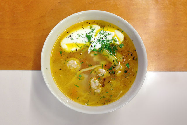 Sopa de frango com noodles servida no Pelmeņu Stūrītis