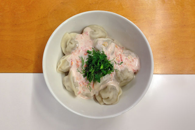 Pelmeni de carne e tomate servido no Pelmeņu Stūrītis