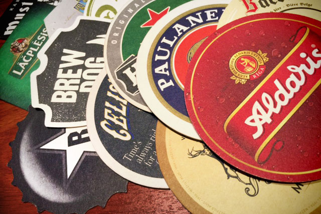 Bolachas de cerveja coletadas nos bares de Riga