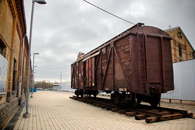Vagão de trem em exposição no Museu Museu do Gueto de Riga e do Holocausto Letão