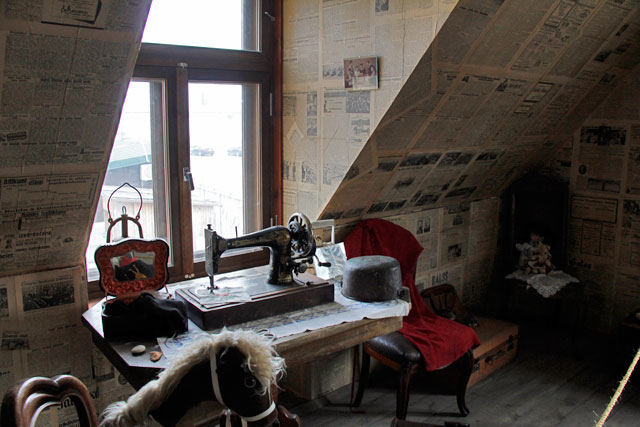 Casa original do Gueto de Riga, reconstruída no Museu Museu do Gueto de Riga e do Holocausto Letão