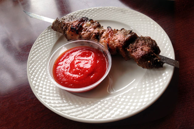 Espetinho de boi, servido no Uzbeku Šašliks