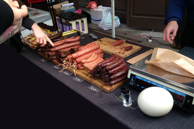 Barraca de embutidos do mercado ao ar livre da Rua de Kalnciema