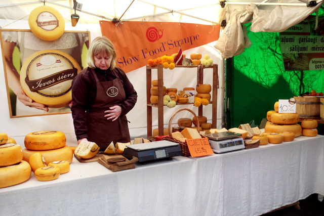 Barraca de queijos do mercado ao ar livre da Rua de Kalnciema