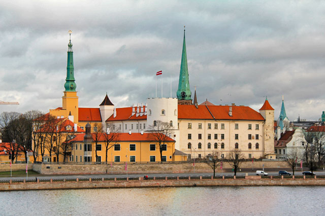 Castelo de Riga visto da Ponte Pênsil