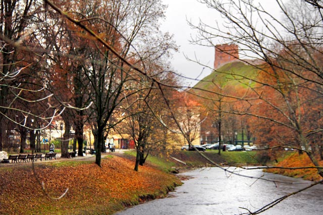 Rio Vilnia com colina do Castelo Alto ao fundo