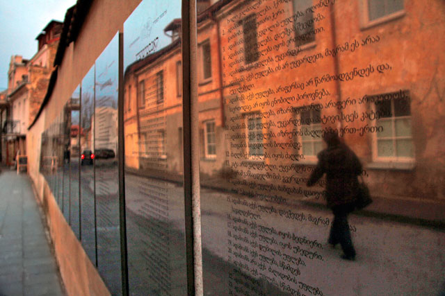 Mural da Constituição na Rua Paupio, em Užupis