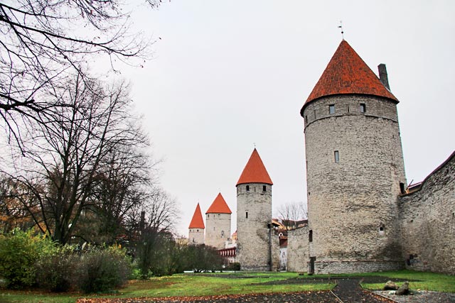 Muralha de Tallinn vista da Praça das Torres