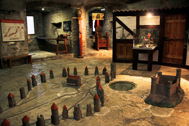 Exposição do museu da Torre Kiek in de Kök