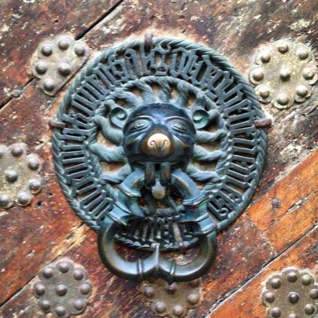 Aldraba da porta de entrada do Museu de História da Estônia (via Instagram)