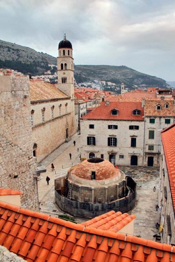 Grande Fonte de Onófrio (Velika Onofrijeva česma) vista das Muralhas de Dubrovnik
