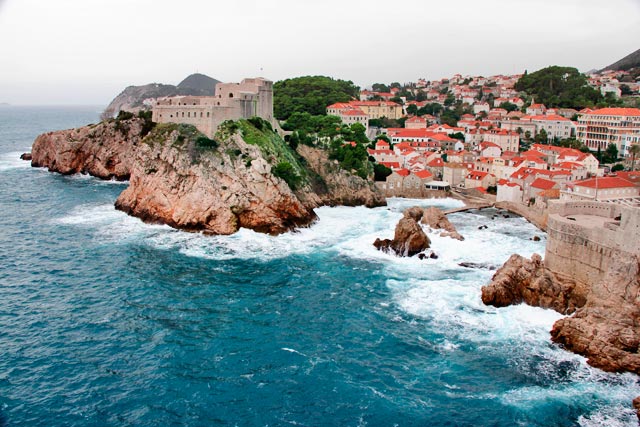 Fortaleza de São Lourenço à esquerda