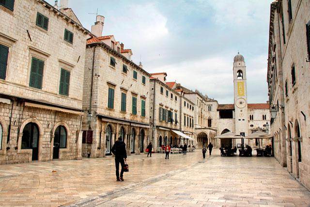 Stradun, com destaque para a Torre do Relógio