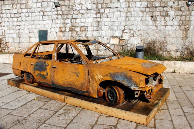 Carro incendiado na Guerra de Independência da Croácia, no Centro Educacional DEŠA