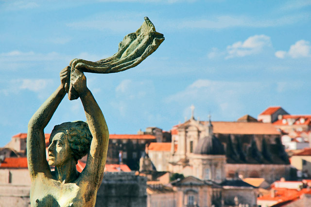 Detalhe da escultura Menina da ilha, do escultor croata Petar Pallavicini, no Museu de Arte Moderna e Contemporânea