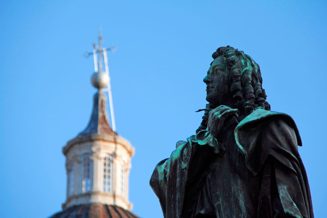 Estátua do poeta Ivan Gundulić, na Praça Gundulićeva. Cúpula da Catedral de Dubrovnik ao fundo