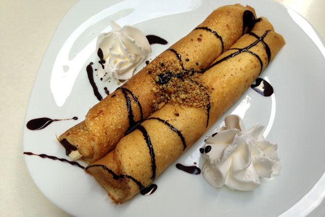 Panqueca recheada servida no Dolce Vita