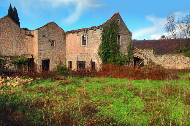 Construção em ruínas, no vilarejo de Bosanka