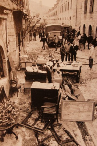 Stradun durante o Cerco de Dubrovnik. Foto: Božidar Gjukić