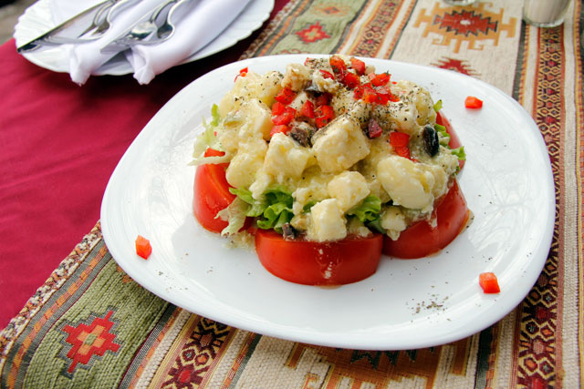 Queijo marinado vlasic, servido no Šadrvan