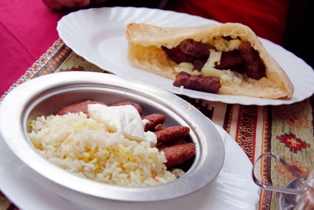 Bolinhos bósnios e almôndegas com pão, servidos no Šadrvan