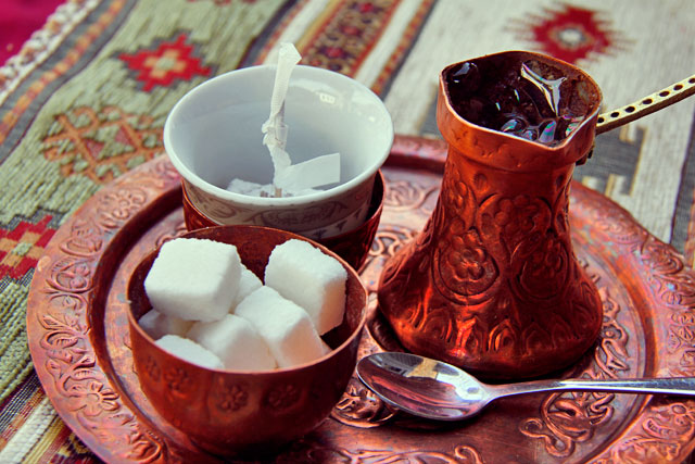 Café bósnio servido no Šadrvan