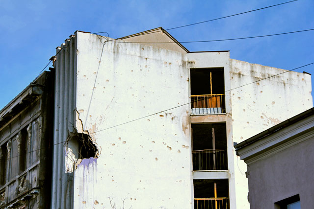 Prédio marcado pela Guerra da Bósnia, próximo à rua Braće Fejića