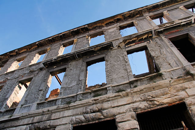 Prédio em ruínas na rua Tolčeva