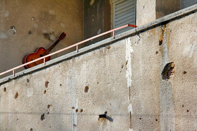 Marcas da Guerra da Bósnia na fachada de uma residência de Mostar