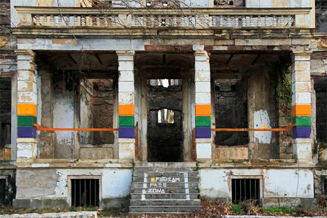 Edifício em ruínas na rua Nikole Šubića Zrinskog
