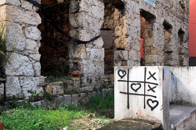 Edifício em ruínas na rua Kralja Tvrtka, ao lado da Praça Espanhola