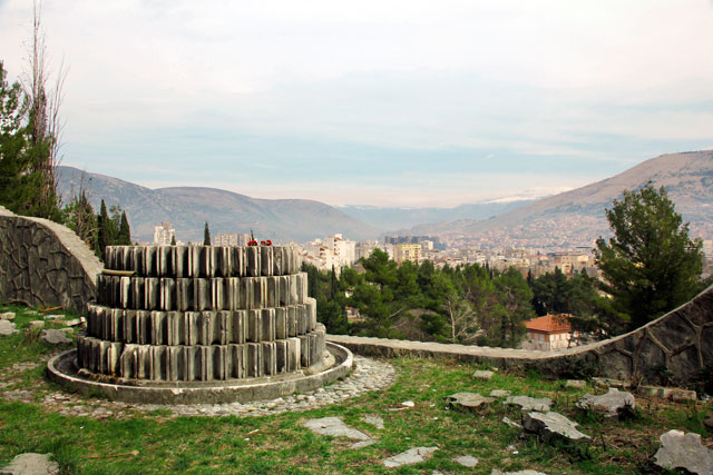 Mostar vista do alto do Cemitério Memorial dos Partisans