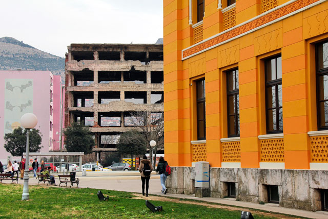 Gimnazija Mostar e edifício em ruínas da Bulevar